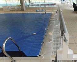 Cobertor flotante térmico normal 400 en piscina interior