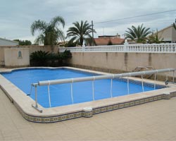 Cobertor flotante térmico reforzado 415 en piscina con rodillo de almacenaje