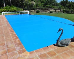 Superflex thermal floating blanket in pool with roller