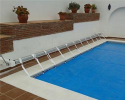Enrollador fijo en techo pared de piscina particular