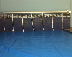 Enrollador fijo techo pared en piscina con cobertor