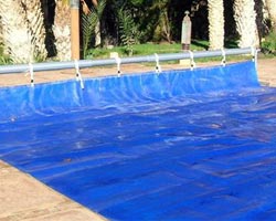 Enrollador telescopic con ruedas en piscina particular