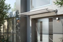 Toldo eurosol 1000 en entrada de casa particular