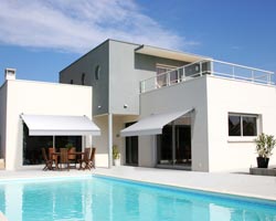 Toldo eurosol 3020 en terraza de chalé con piscina