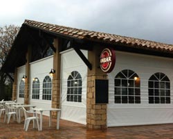 Toldo telon enrollable en bar