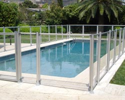 Valla de protección transparent en piscina