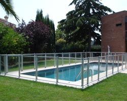 Valla de protección transparent en piscina