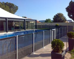 Vallas de protección flash negra en piscina