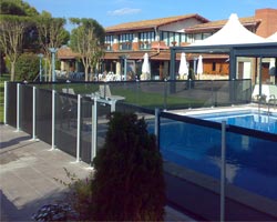 Vallas de protección flash negras en piscina
