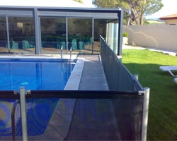 Vallas de protección flash negra en piscina