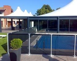 Valla de protección flash negra en piscina en jardín