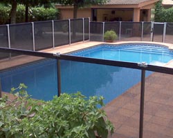 Valla de protección flash negra en piscina particular