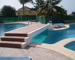 Valla de protección flash en piscina con puente