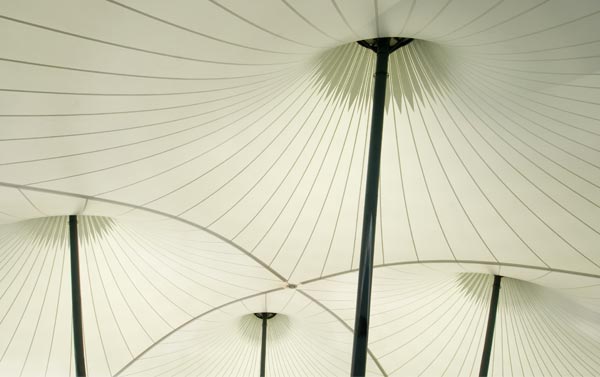 Interior de una estructura tensada con cuatro puntas