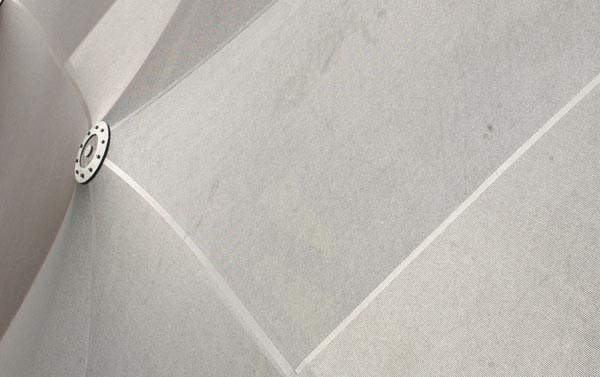 Detalle de la fachada textil de la sede iguzzini