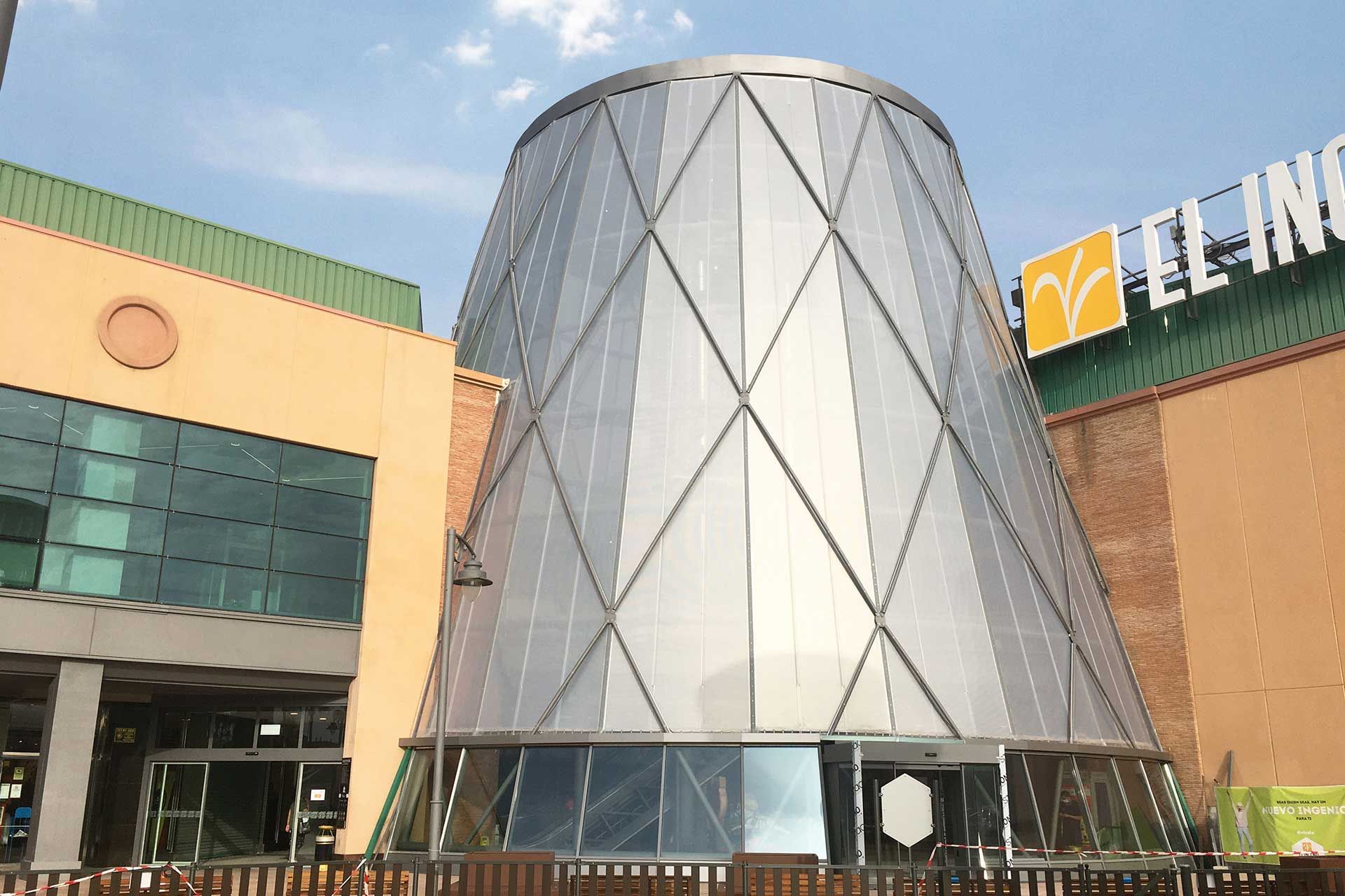 Remodelling of the central totem pole of the Ingenio Shopping Centre. 