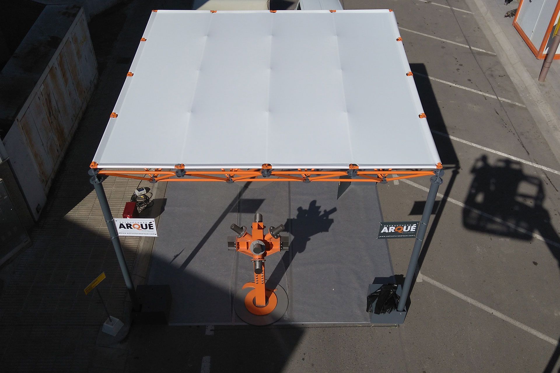 Tensed canvas of the Arqué stand