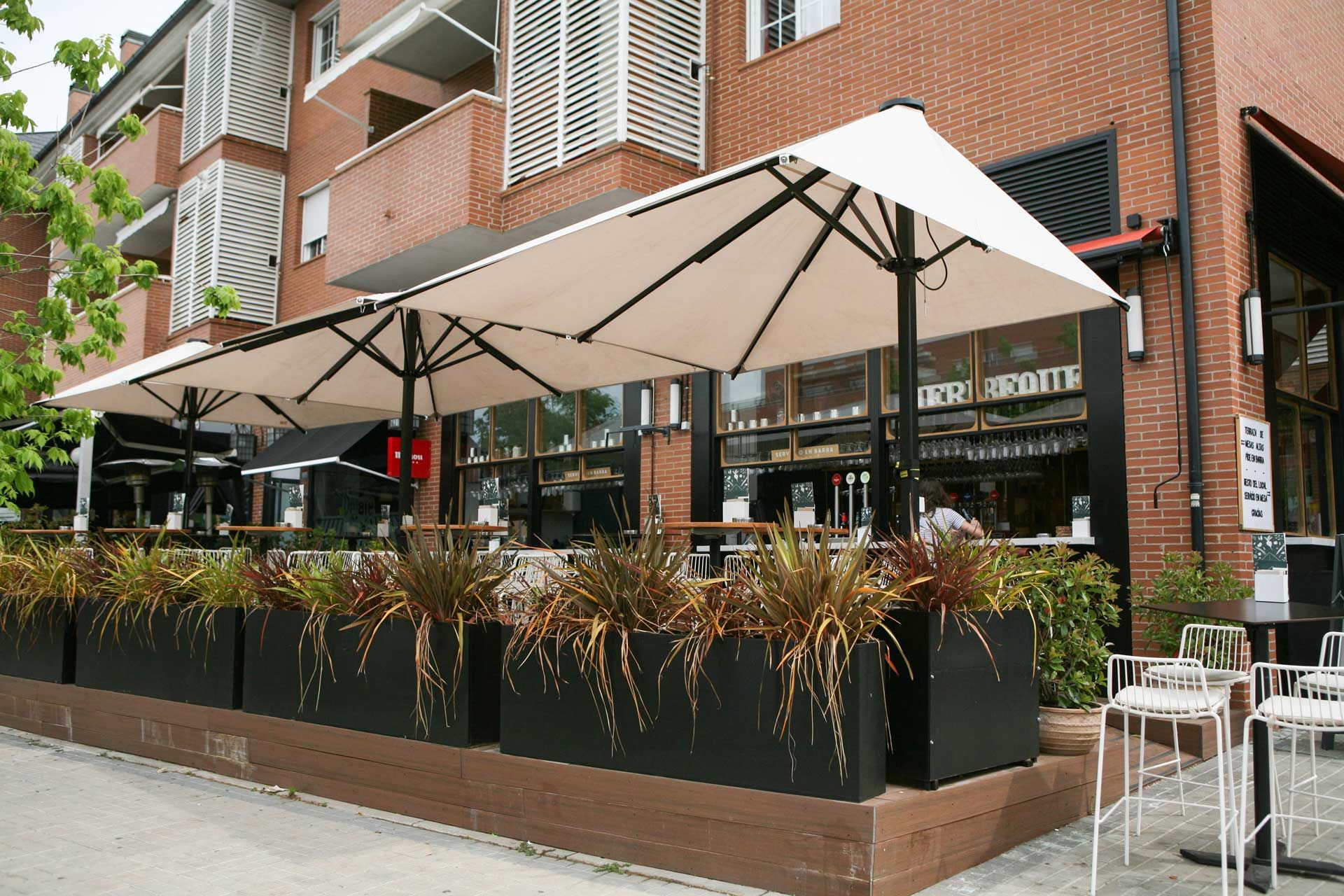 Paraoles Indus D and Indus on the terrace of a restaurant in Madrid