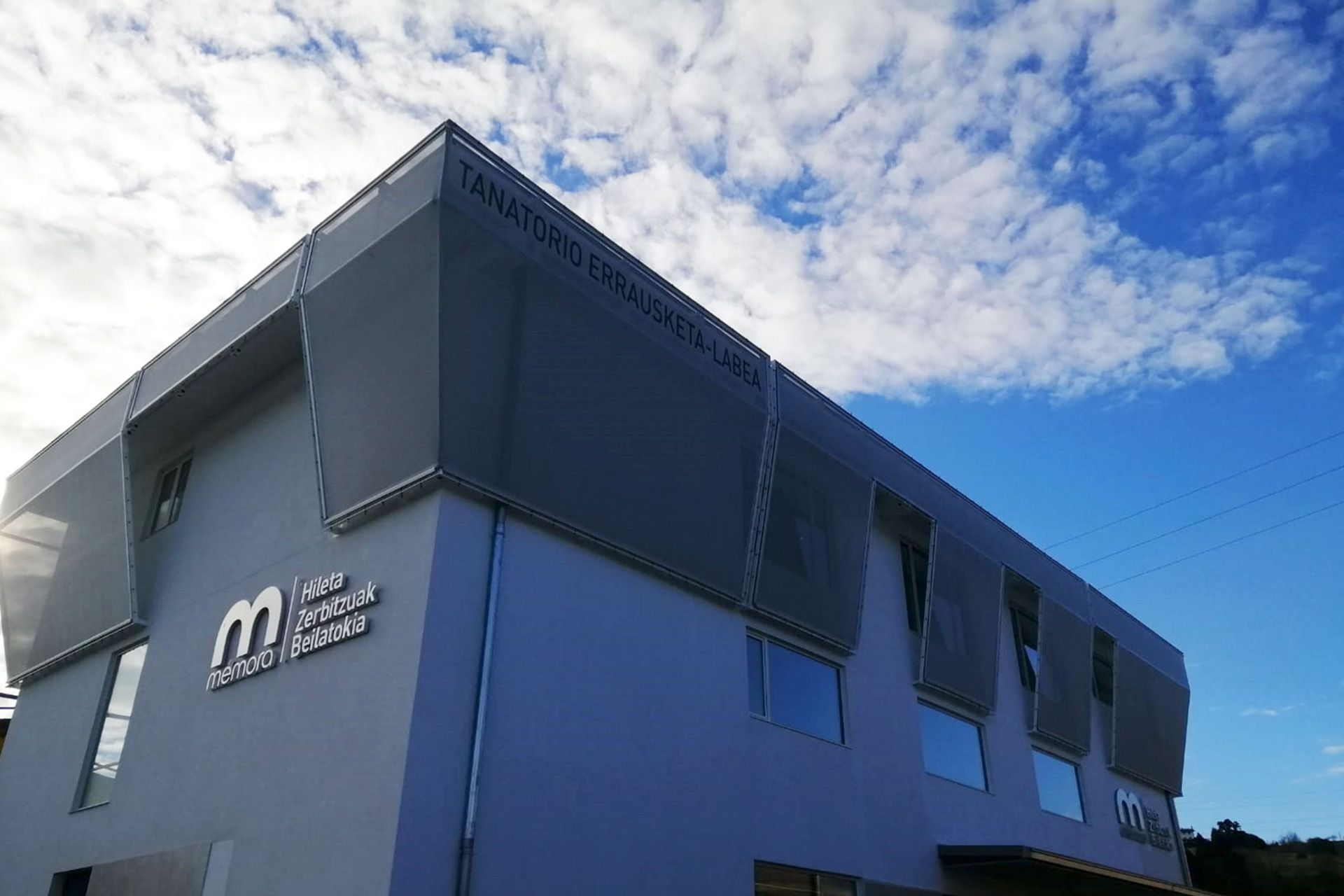 Zarautz funeral home with a PVC textile membrane on the façade.
