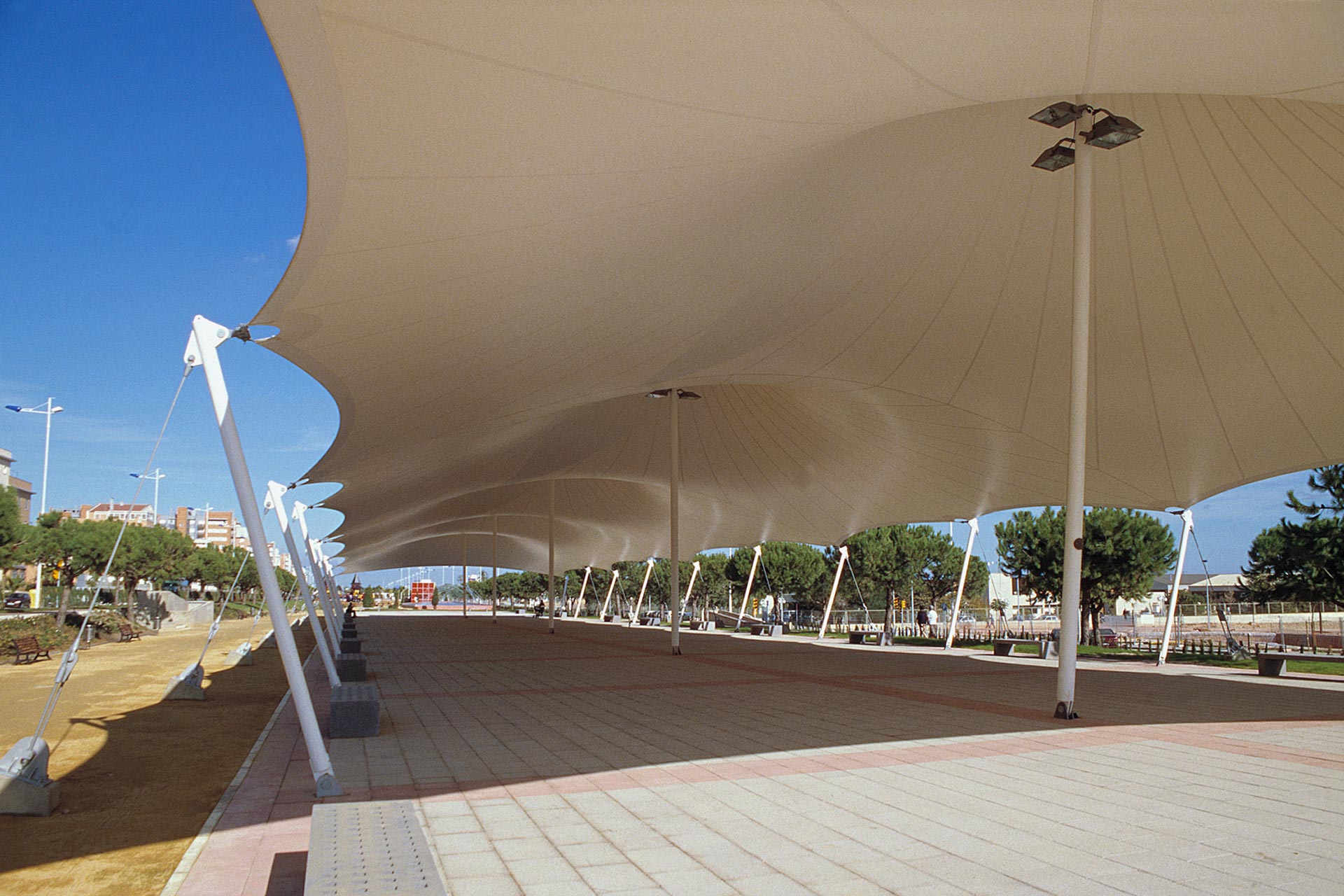 Estructura tensada en forma de circo en paseo Avenida de Andalucía