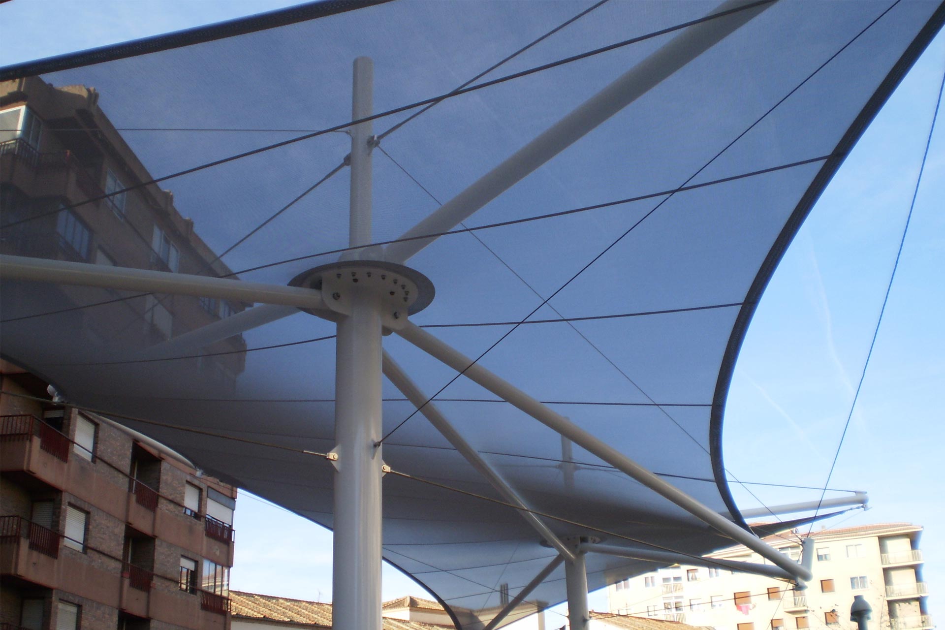 Estructura tensada semitransparente en ayuntamiento de Segovia