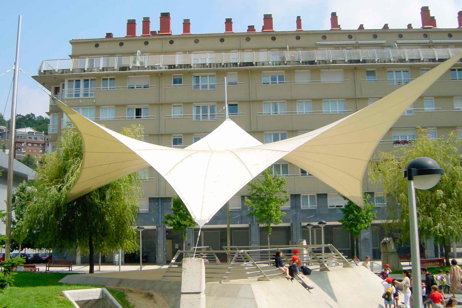 Estructura tensada en parque Bentra Berri con vértices a diferentes alturas