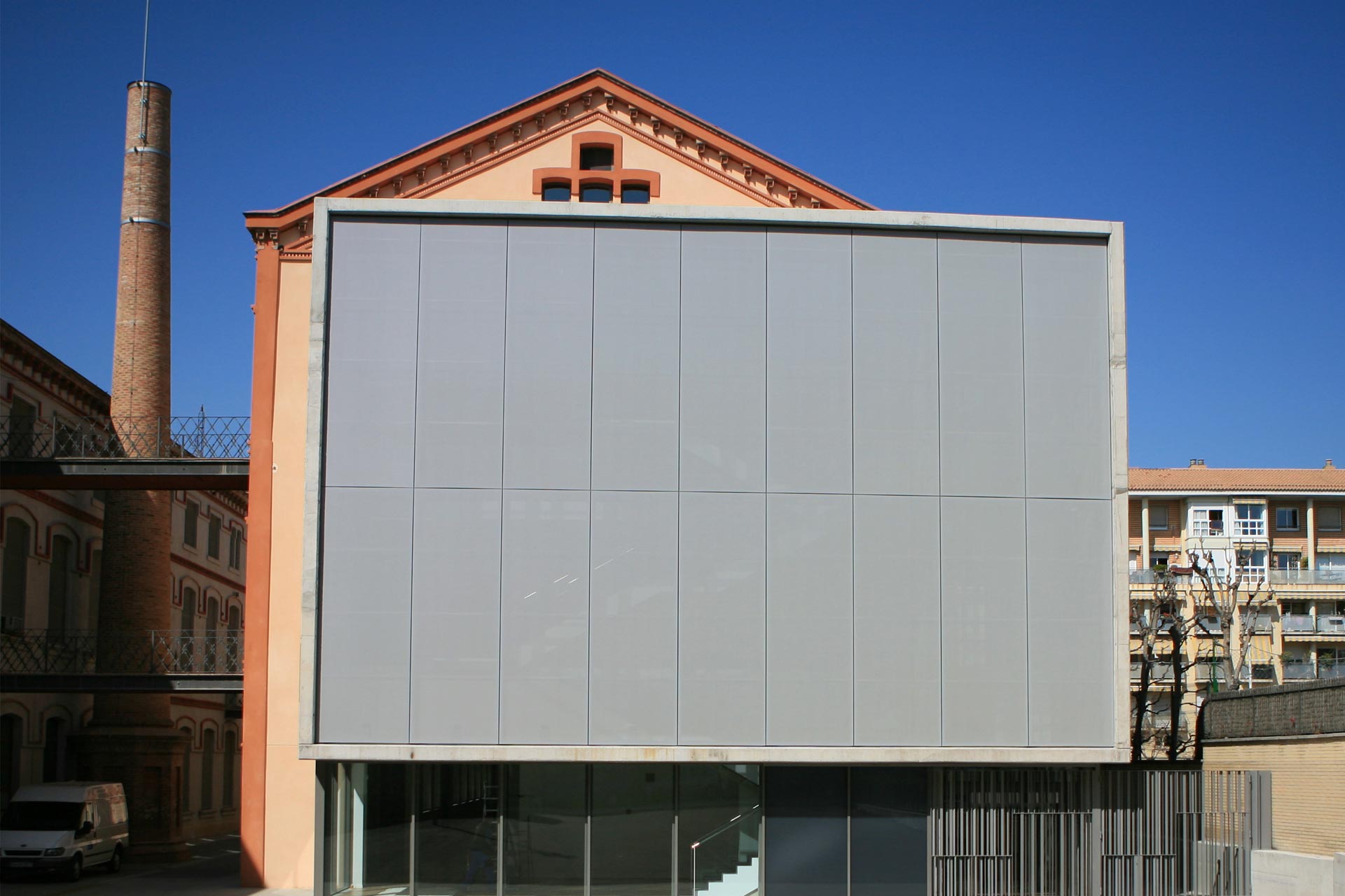 Fachada téxtil de edificio can marfa