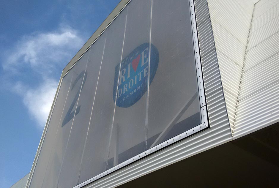 Fachada ETFE con publicidad en Carrefour Lormont