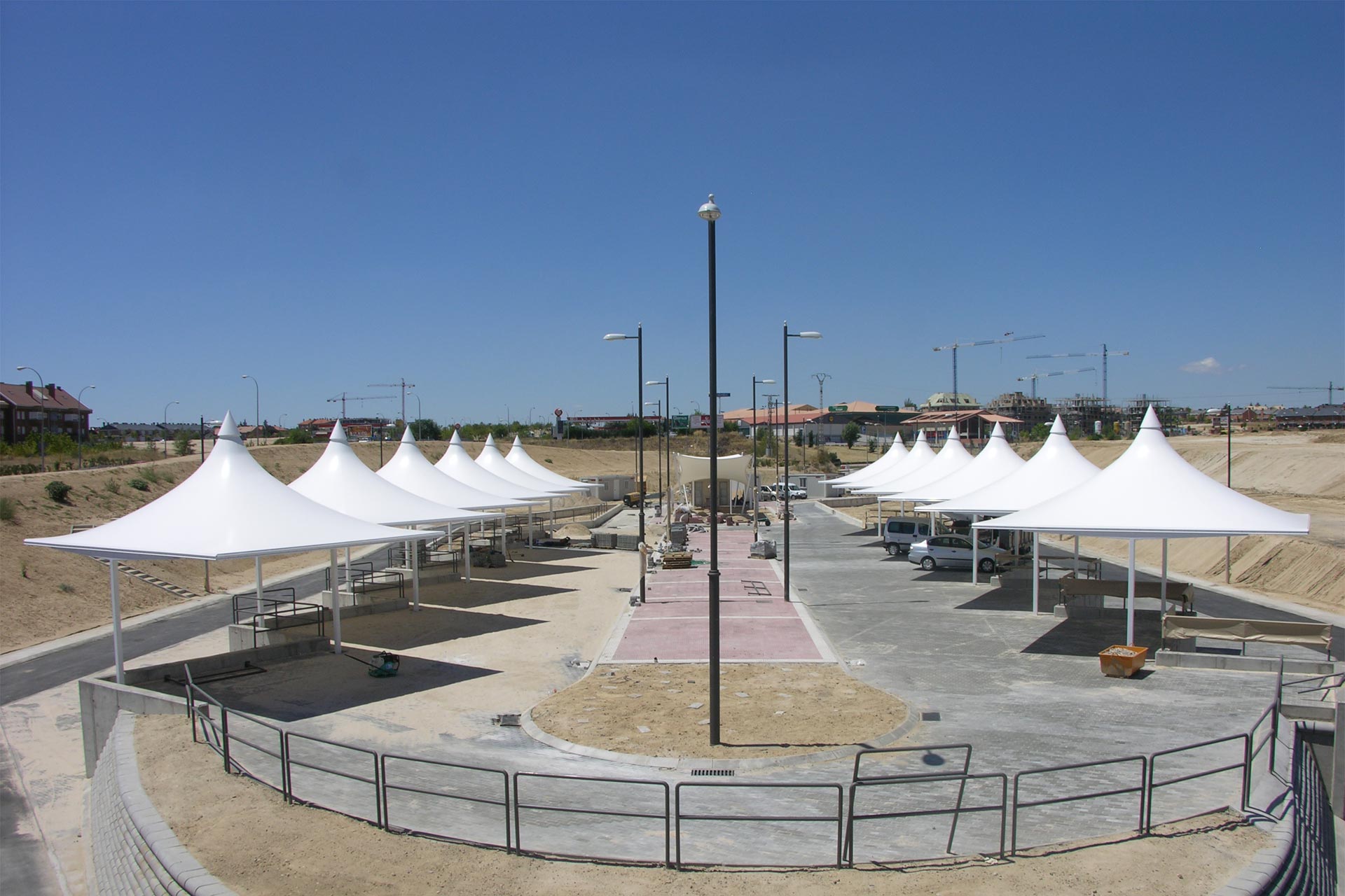 Estructuras tensadas en forma de parasol para centro de residuos