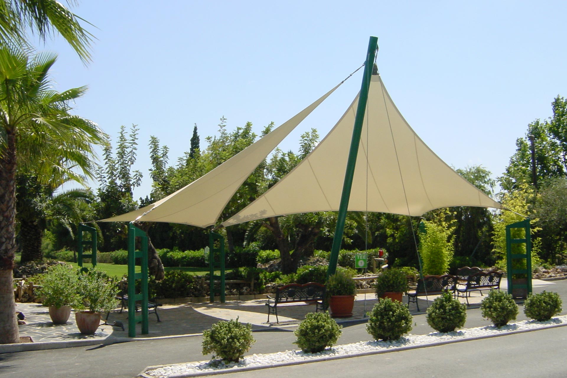 Estructura tensada para dar sombra a la zona de descanso en el Club de Golf El Plantío