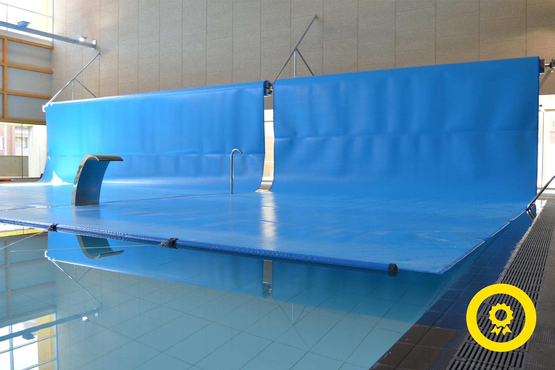 Cobertor cubriendo piscina interna en Torre Roja