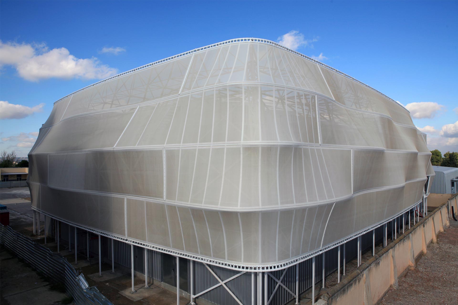 Fachada téxtil PTFE del edificio magical en Lleida