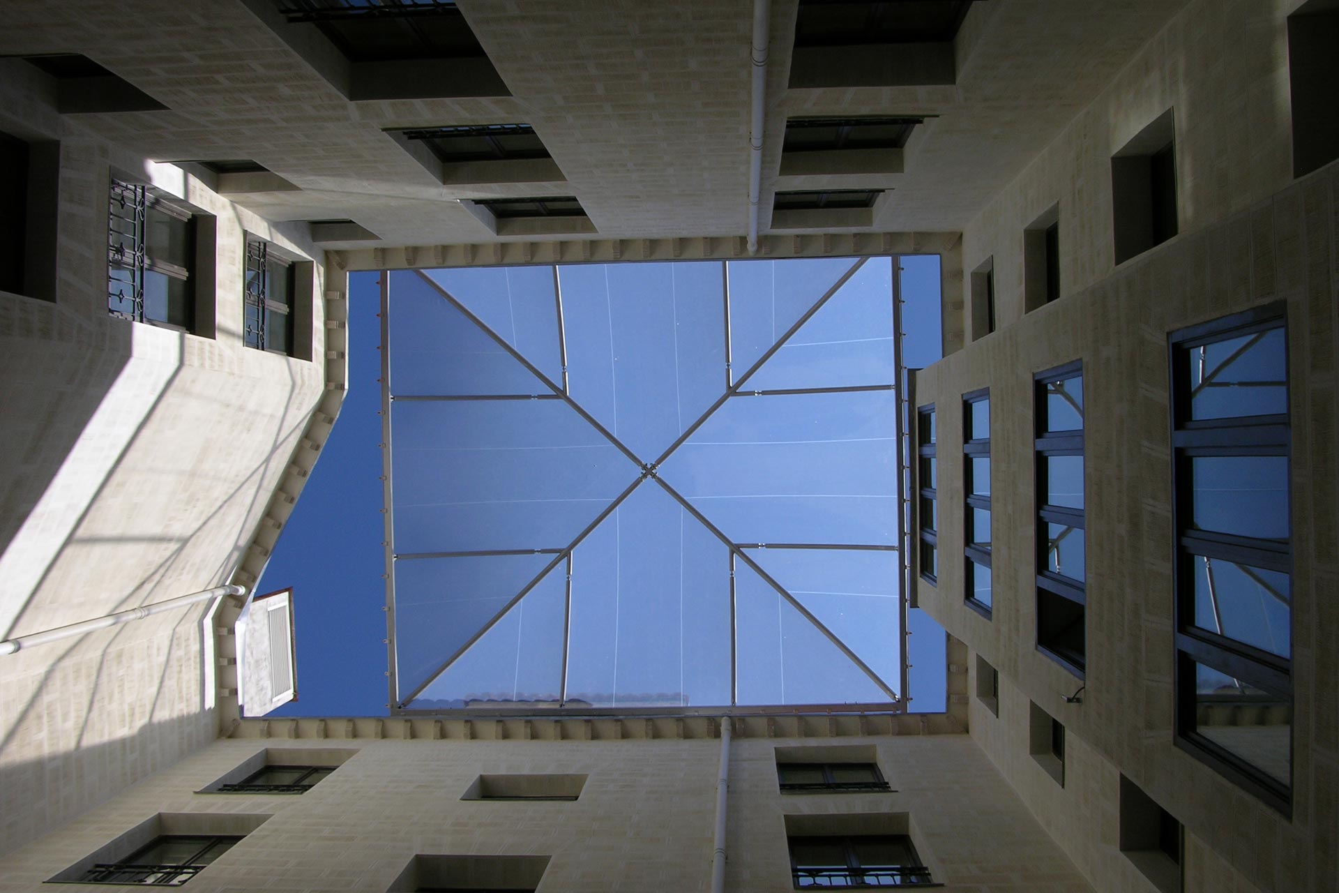 Cubierta de ETFE transparente en edificio residencial de Madrid