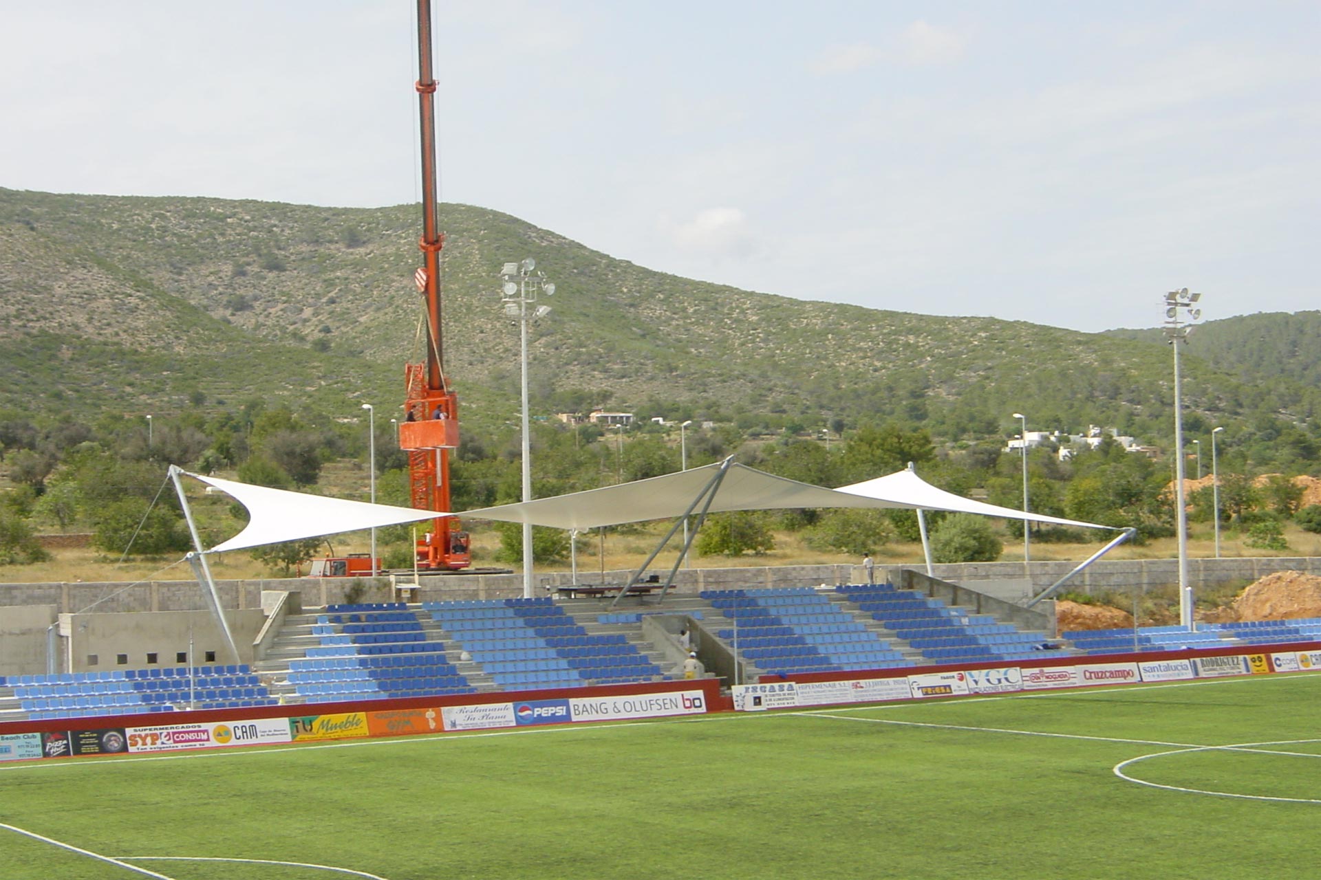 Estructura tensada para cubrir las graderías del recinto deportivo can misses
