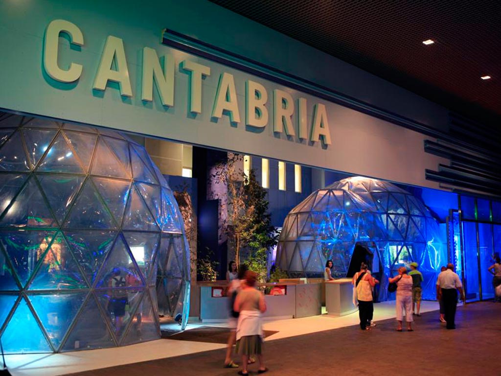 Estructura en ETFE en forma esférica con módulos triangulares en Expo Cantábria