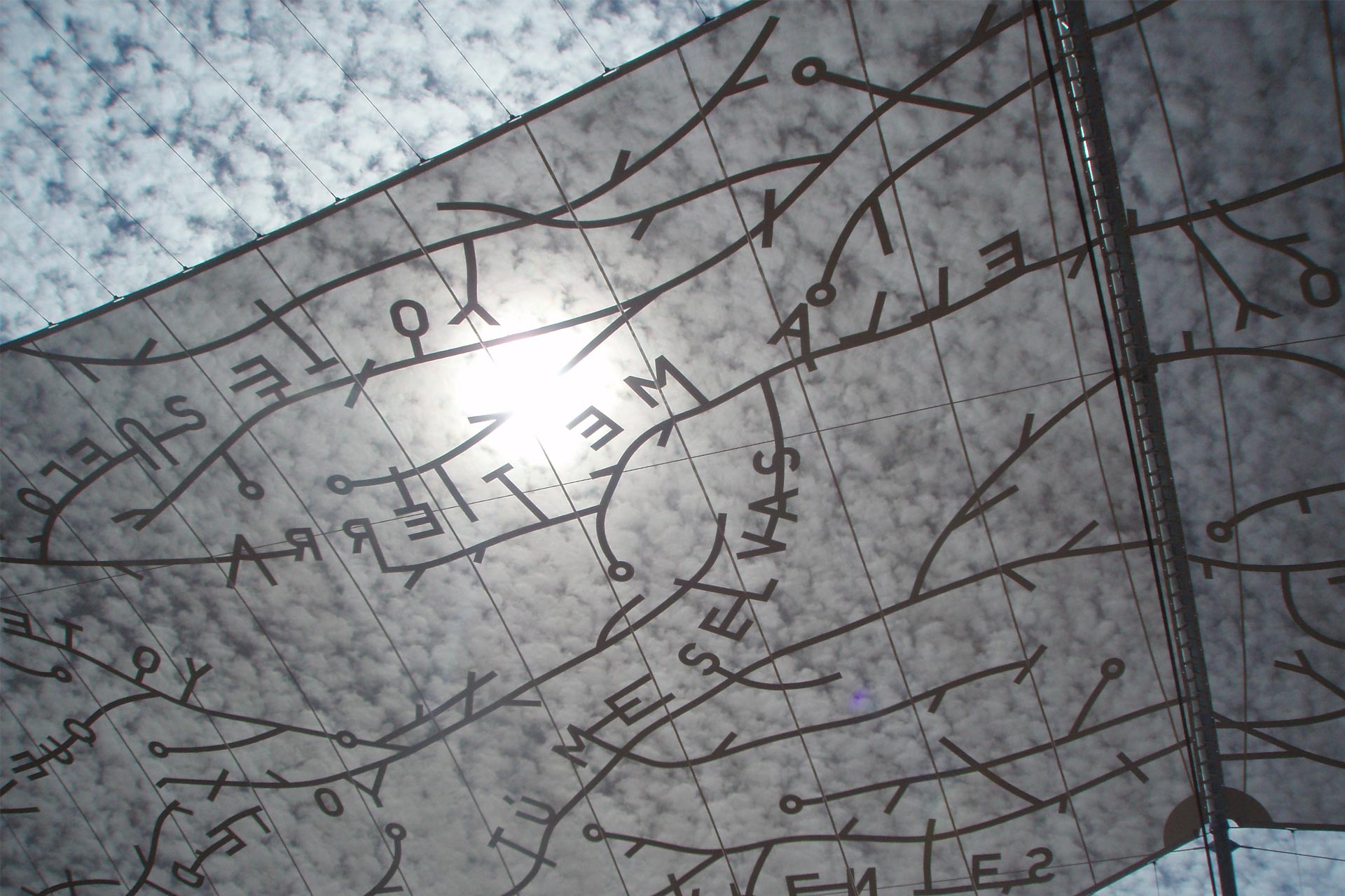 Estructura tensada semitransparente con dibujos y letras en Expo Zaragoza