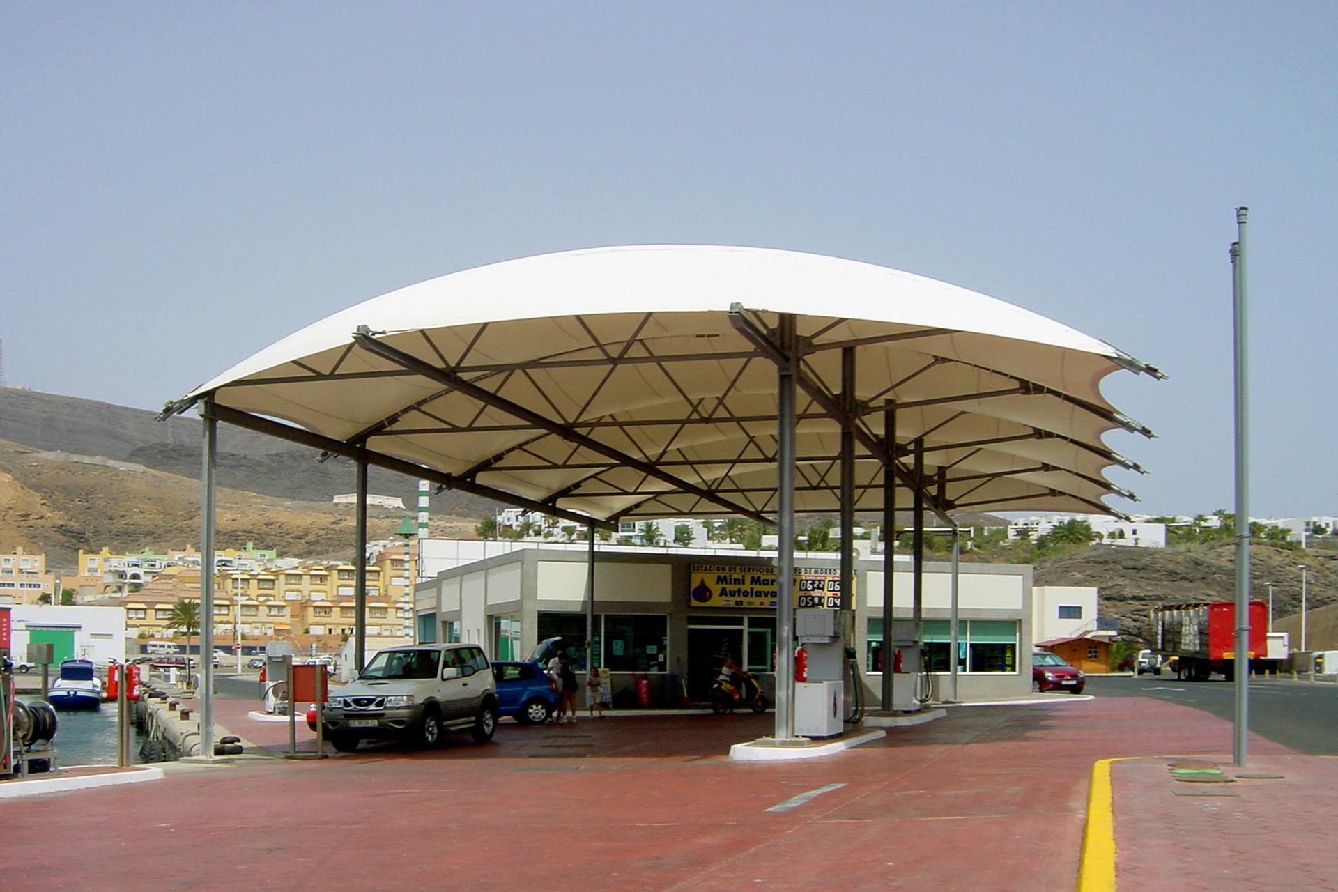 Estructura tensada cubriendo la gasolinera de fuerteventura