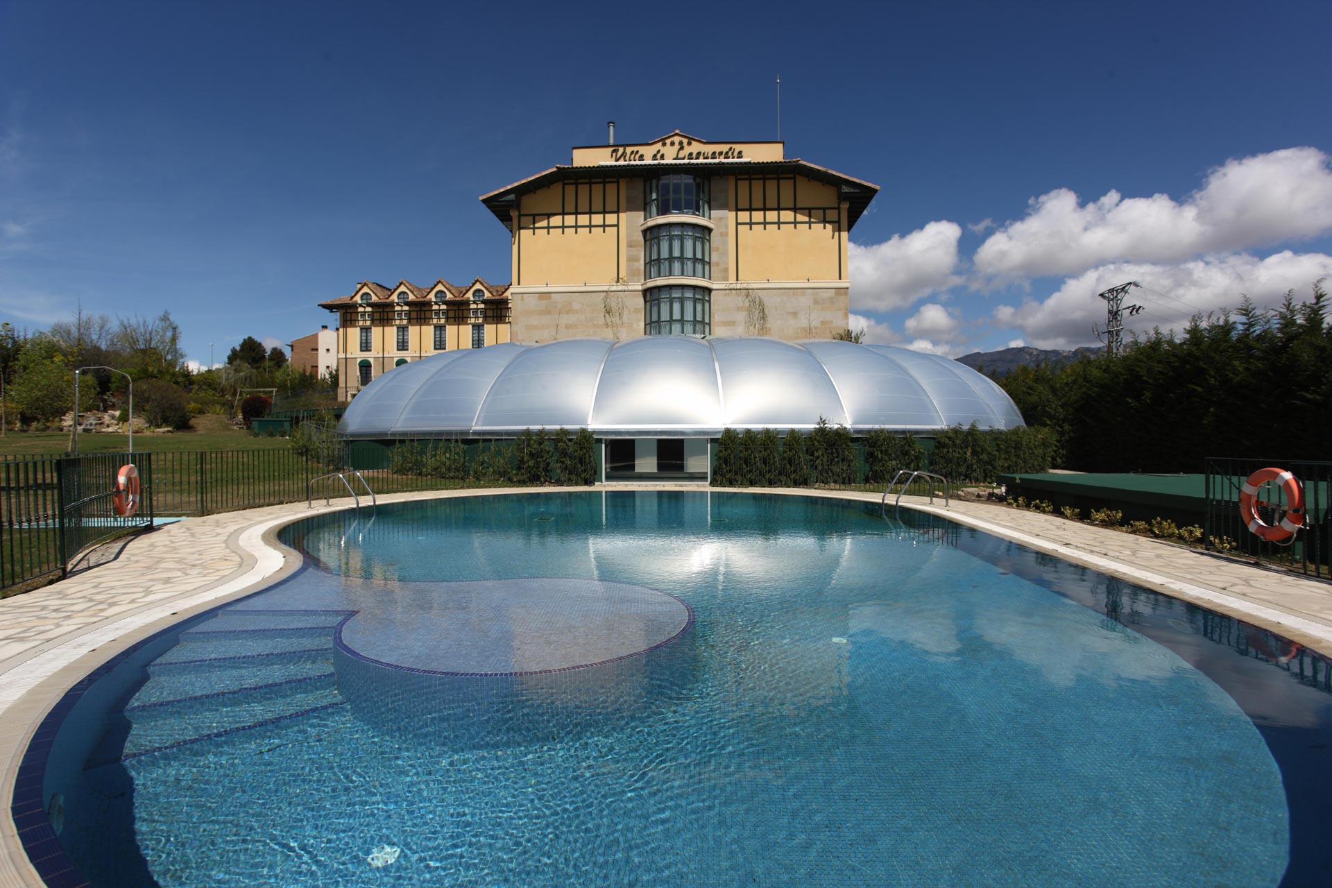 Cubierta ETFE semicircular en entrada del Hotel Villa de la Guardia delante de la piscina
