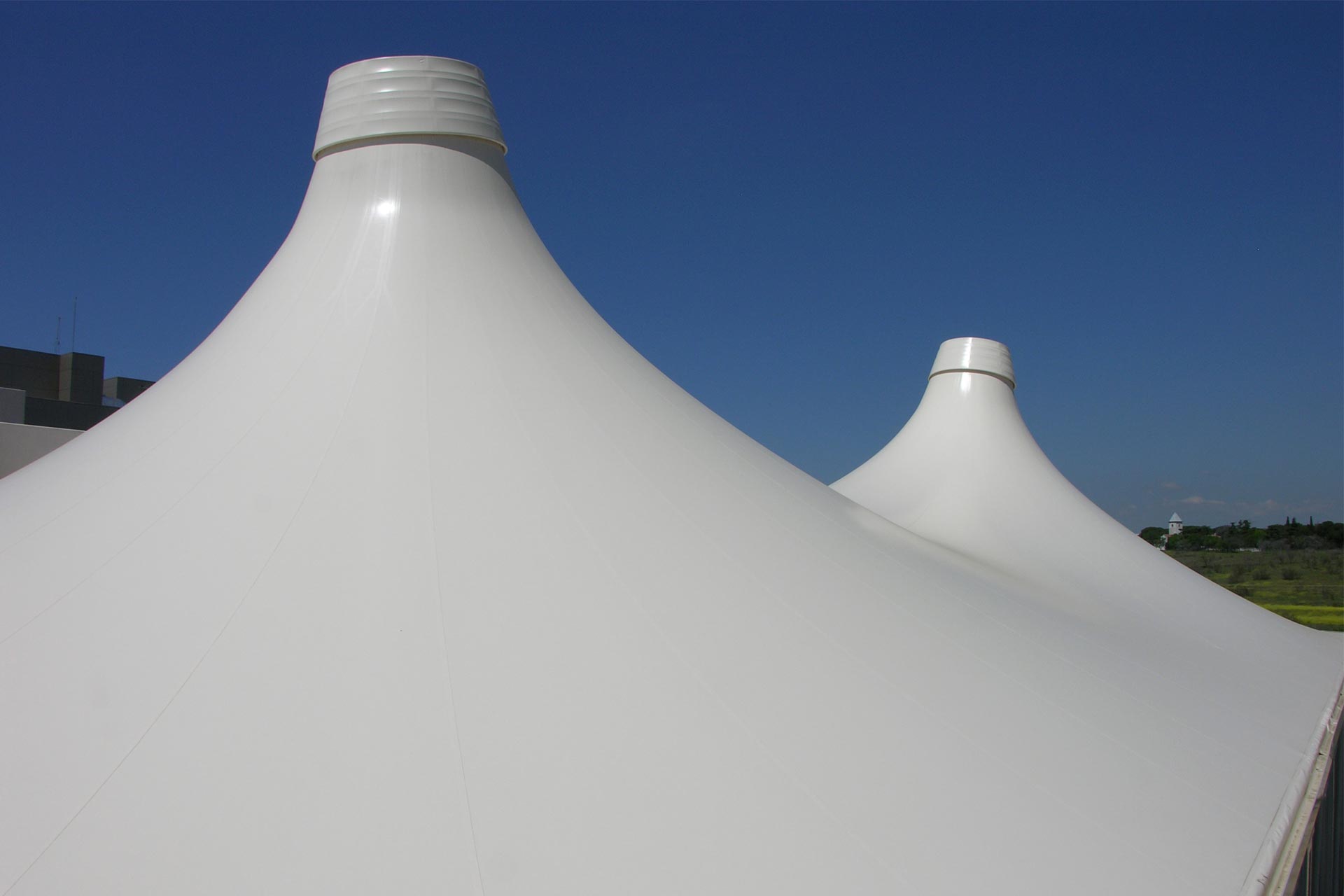 Estructura tensada con dos puntas en forma de carpa de circo del I hotel