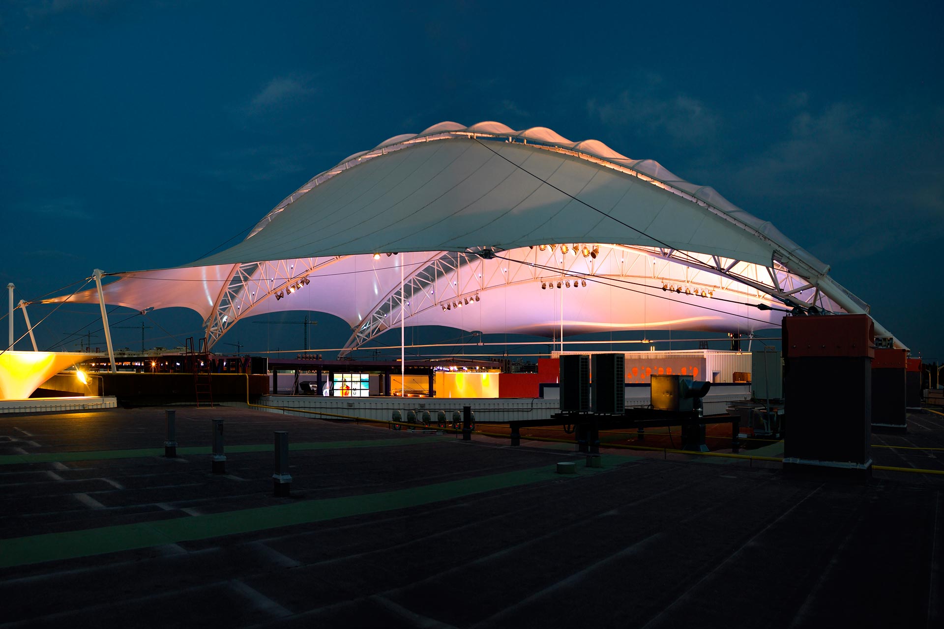 Estructura tensada a modo de carpa semicircular de grandes dimensiones en centro comercial Imaginali