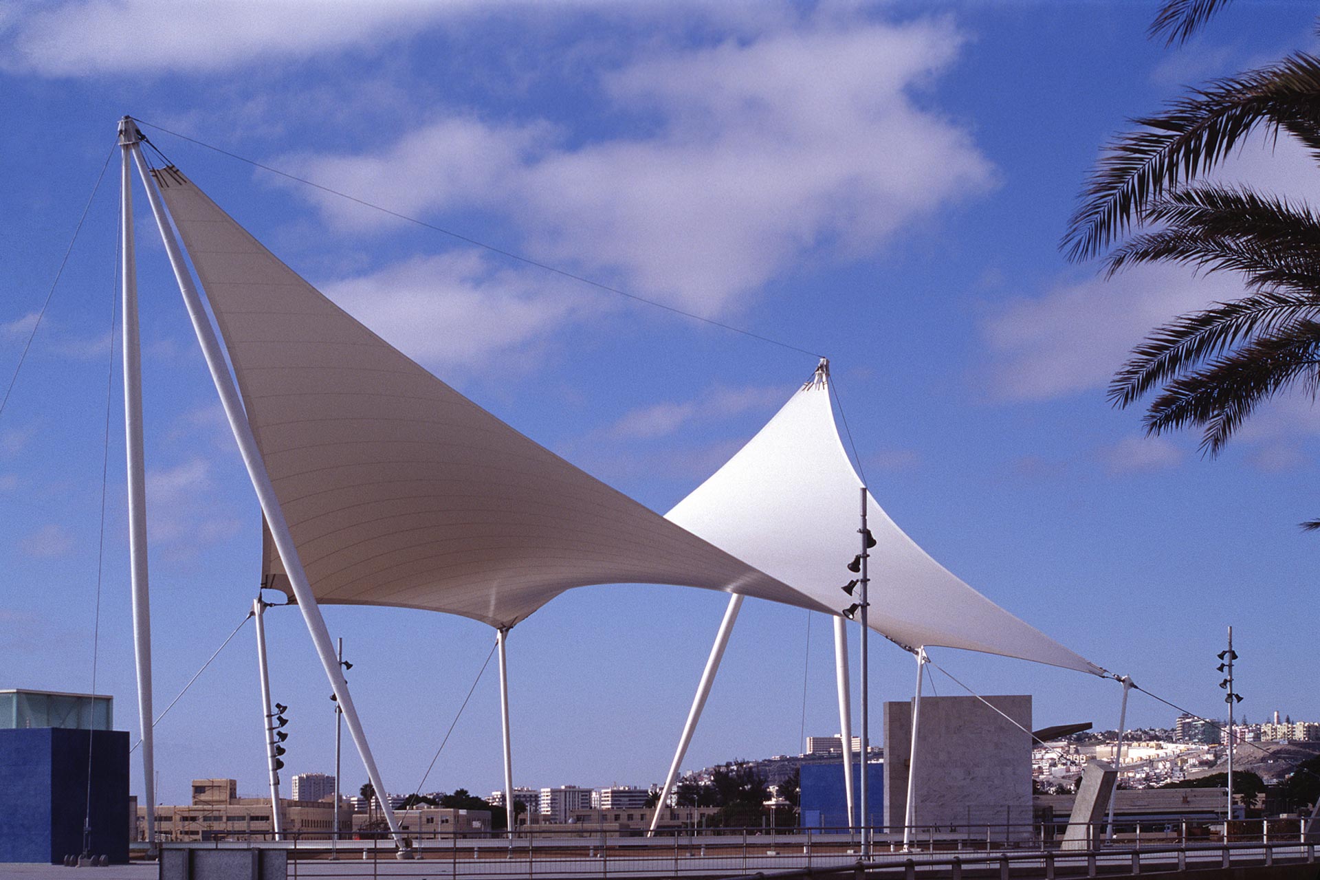 Estructura tensada en forma de rombo con dos vértices elevados  en el Intercambiador modal