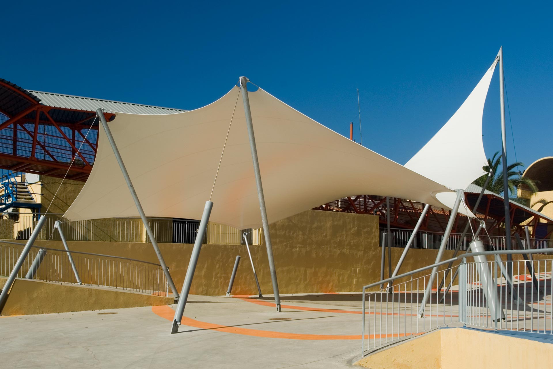 Estructura tensada irregular en parque temático