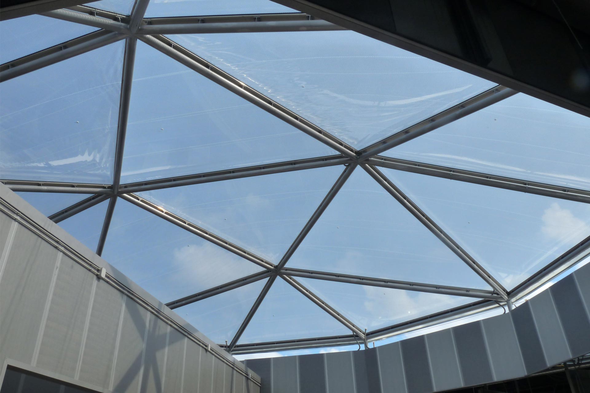 Cubierta en material ETFE transparente de la ITV de astúrias