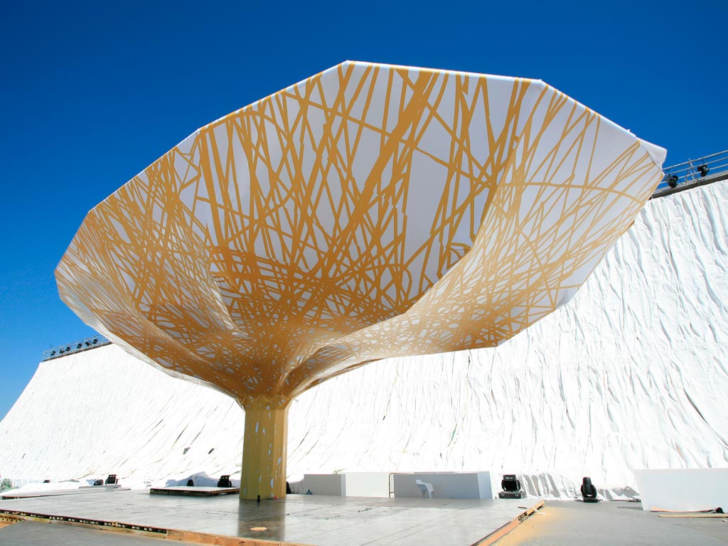 Estructura tensada en forma de árbol amarillo