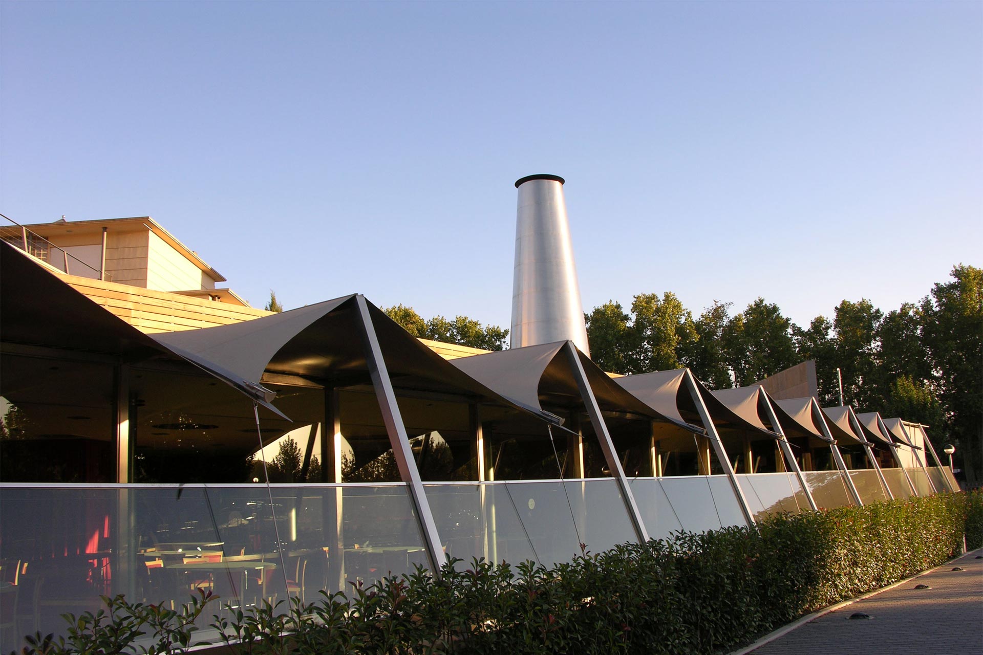 Estructura tensada para restaurante La Taula