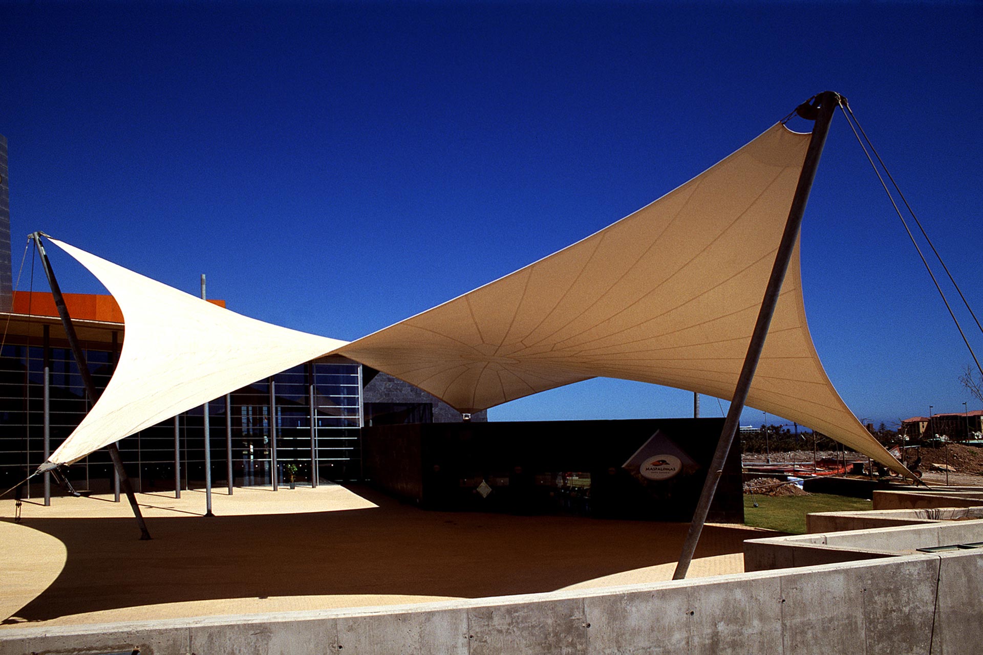 Estructura tensada en forma de rombo con dos vértices elevados en el Palacio de los congresos de mas