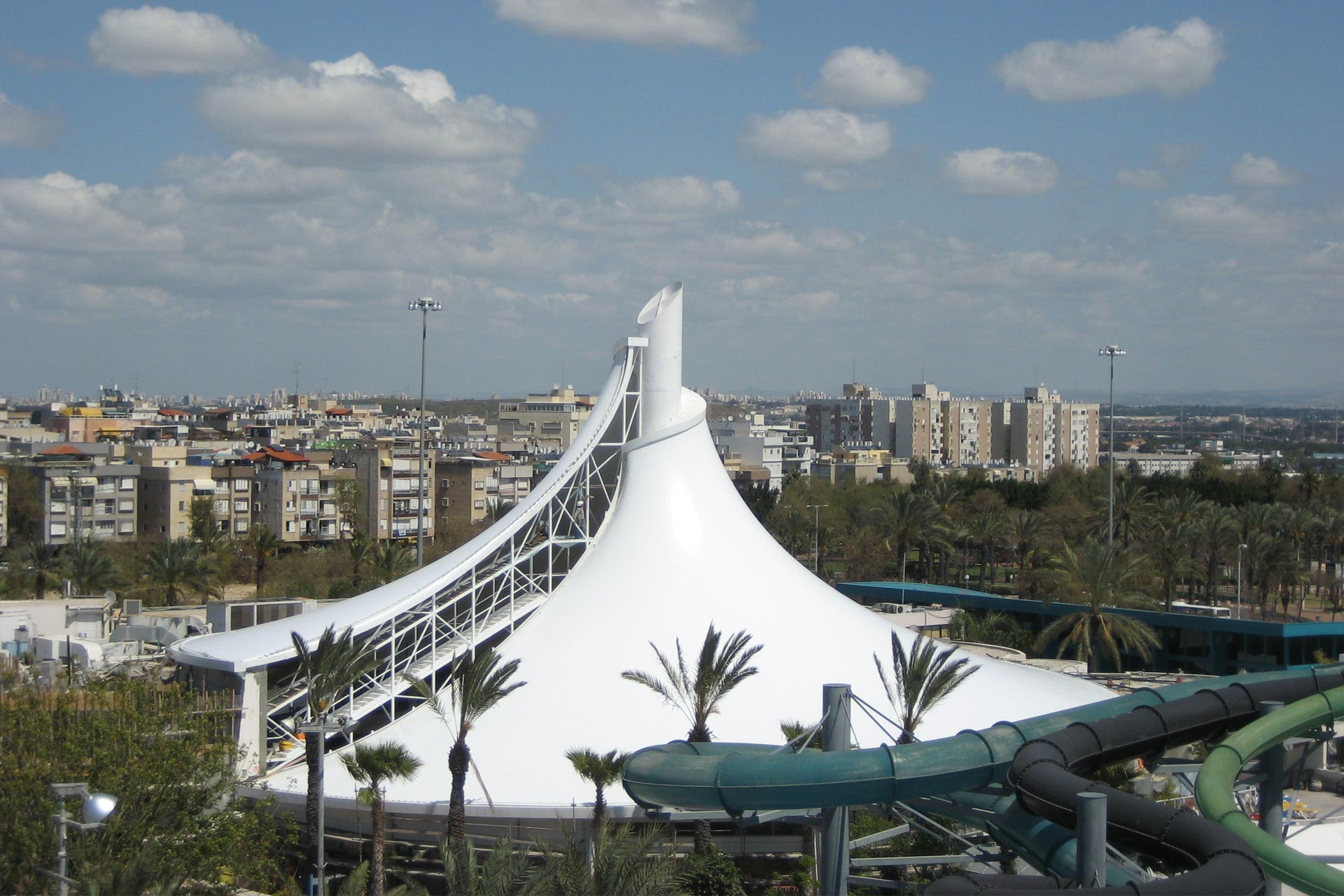 Estructura tensada en forma de circo en parque acuático yamit