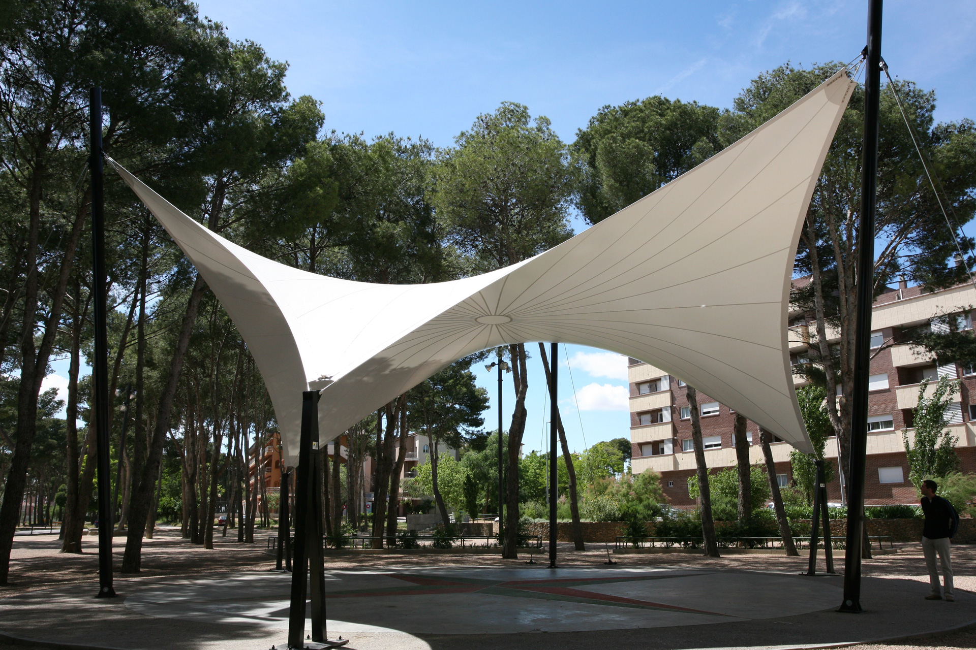 Estructura tensada en forma de rombo con dos vertices elevados en Parque botánico