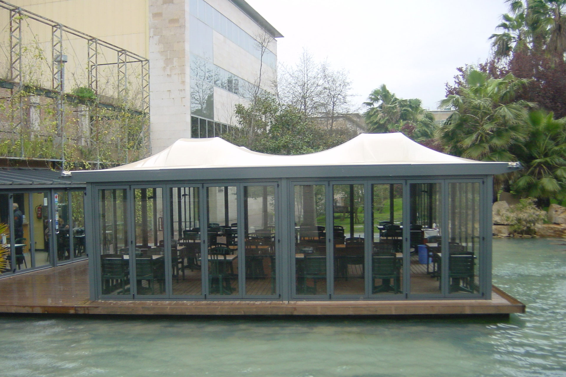 Estructura tensada en terraza en estanque del Parque empresarial citypark