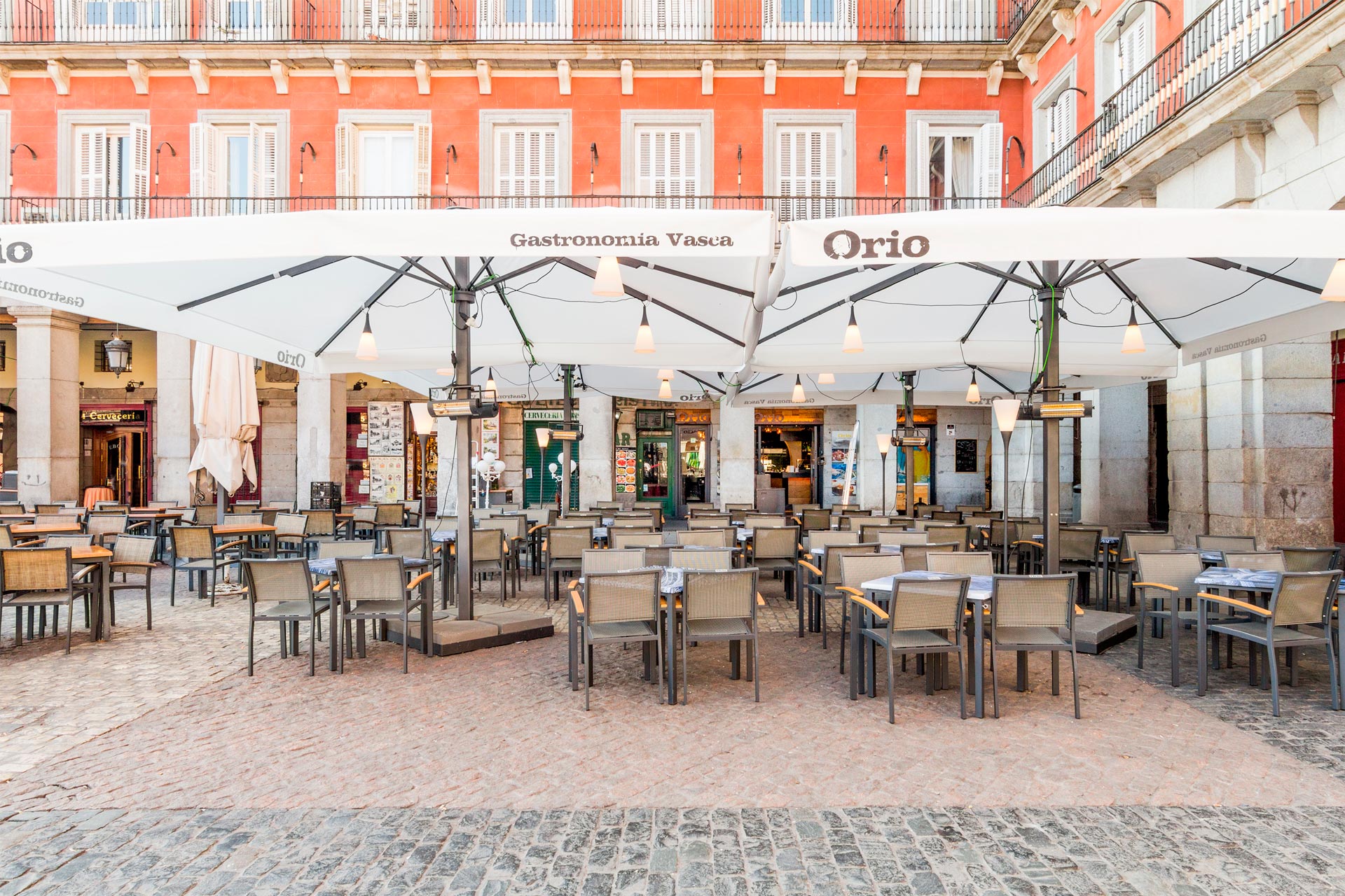 Parasol Azores grande cubriendo la terraza de un bar en la Plaza Mayor de Madrid
